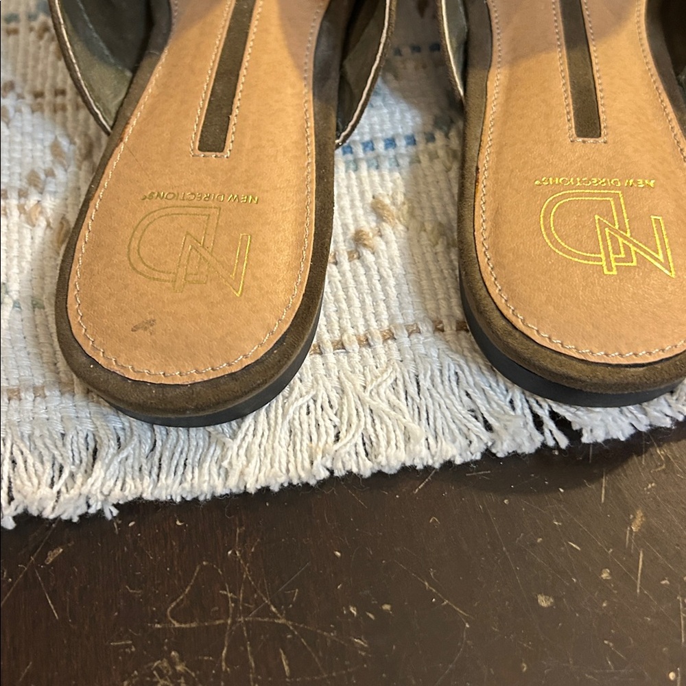 New Directions olive green Suede Footwear with Gold Logo size 8.5 - Picture 4 of 7